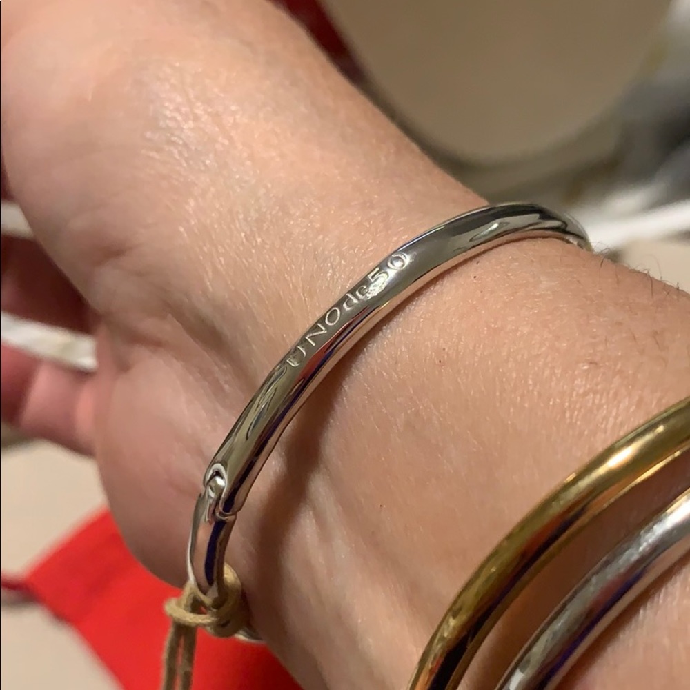 UNO de 50 1by ATTRACTION Silver Hinged Bracelet - Picture 7 of 9